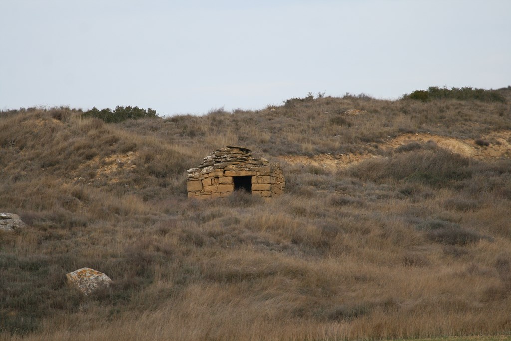 Cabaña frente balsa camino Lerín